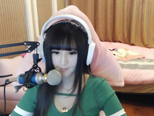 虎牙一姐正式回归身材女主播第一观众最喜欢惩罚她