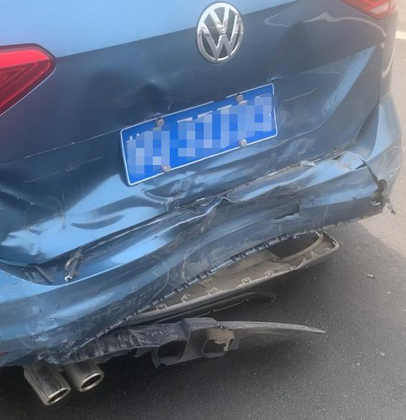 别克gl8高速追尾大众途安,一看结果,网友:大众果真不一样