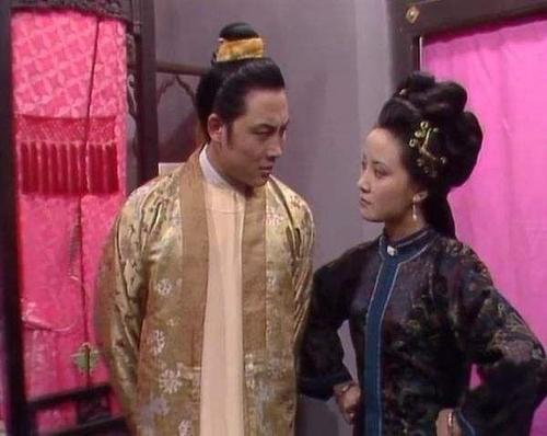 贾琏是王熙凤的丈夫,可是他根本不知道关心妻子,女儿生病也不知道关爱