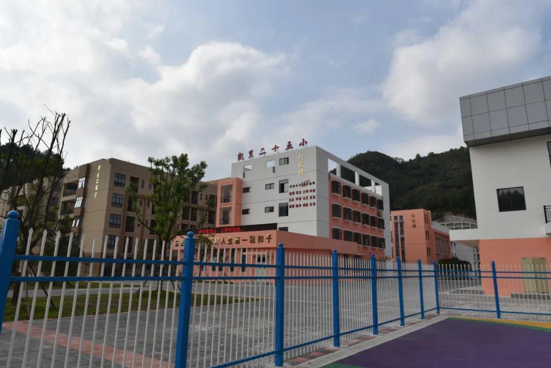 除此之外,凯里市将易地扶贫搬迁安置点学校纳入市优质集团校进行管理