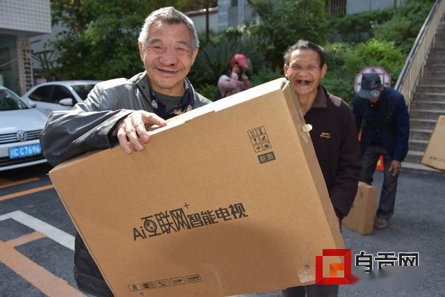 荣县"融媒人"牵线 22户贫困家庭抱回大彩电_刘永洪