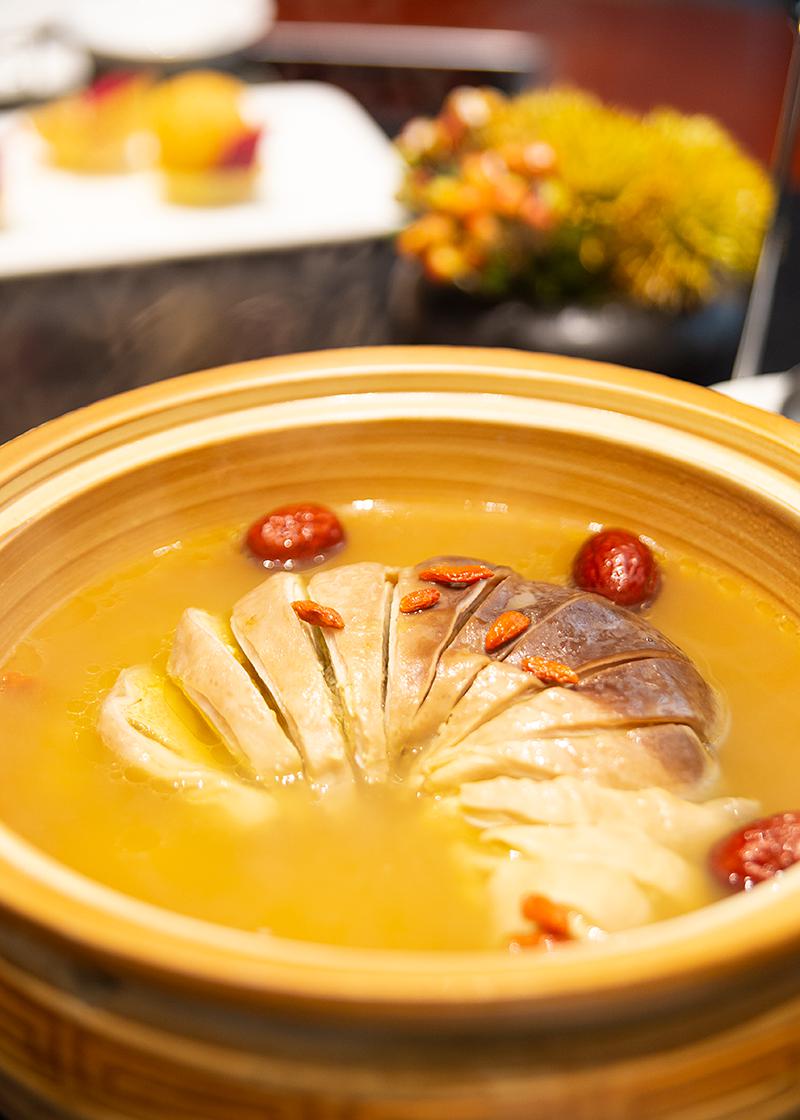 【紫阳七星肚】其中盐焗六头鲍的做法,牢牢锁住鲍鱼的汁水,原汁原味的