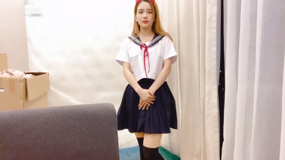 lpl解说rita直播发百万粉福利,穿制服秀颜值,粉丝直呼恋爱了!