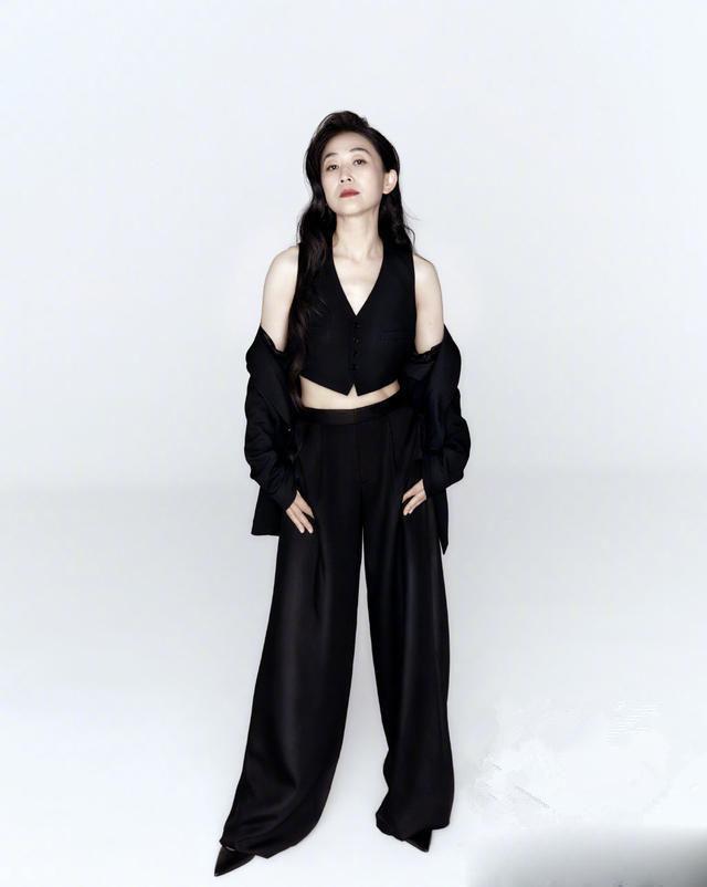 原创陈瑾这穿搭真作妖宫廷风配喇叭裤时髦可扎满头辫子有点怪