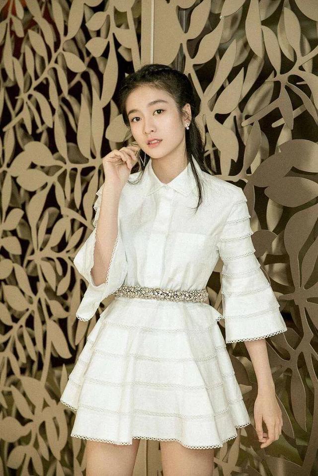 张雪迎清新出镜,男助理格外抢眼,粉丝盼着出道!