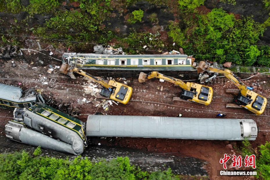 京广铁路郴州段线路塌方致t179次列车侧翻