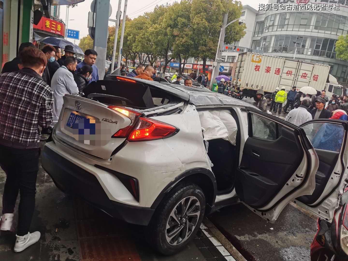 原創江蘇又發生一起慘烈車禍位於蘇州市場面令人不寒而慄和瑪莎拉蒂案