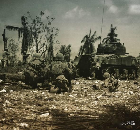 在坦克掩护下推进的士兵在意大利作战的部队炸死他们y小鬼子战地急救