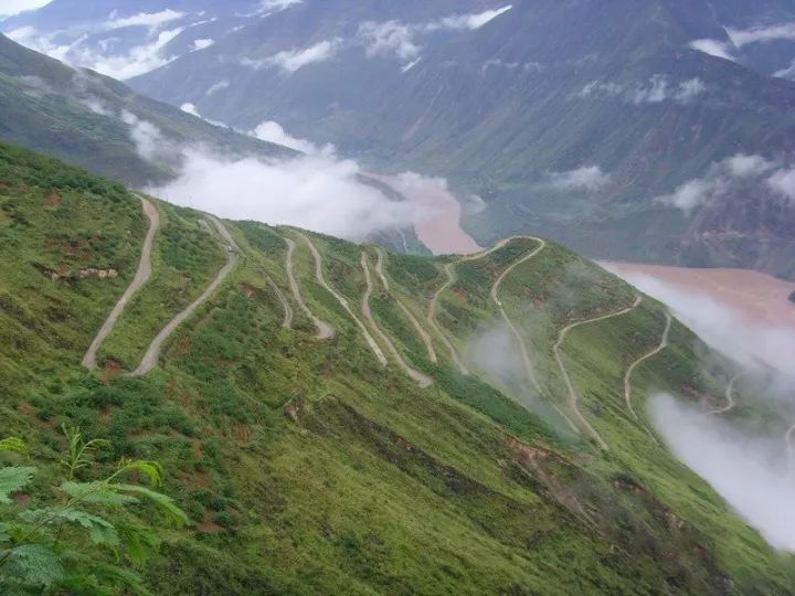 玉溪易门小绿汁公路 弯道最为壮观易门小六汁盘山公路弯道壮观非凡