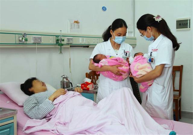 产妇生下龙凤胎,全家为"儿女双全"乐开花,医生:不是双胞胎_孩子