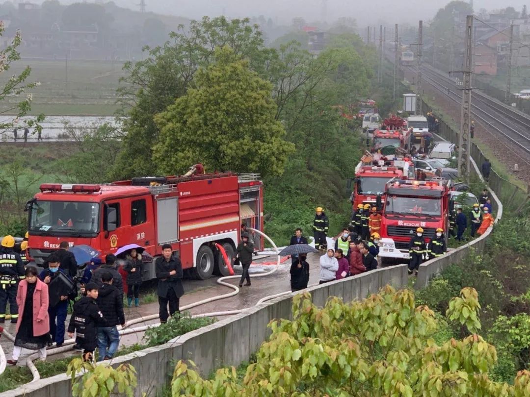 郴州境内火车侧翻事故致1死127伤 遇难者系铁路乘警 列车