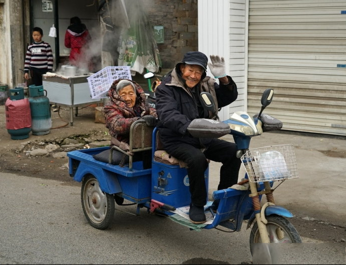 八旬大爷嗜酒如命老伴70年不离不弃悔不当初戒酒不晚