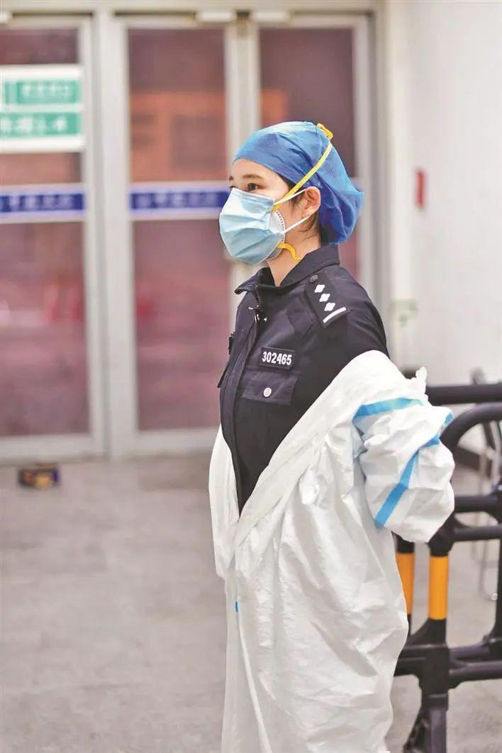 坚守国门"疫"线  深圳湾边检站女警从容查验入境旅客