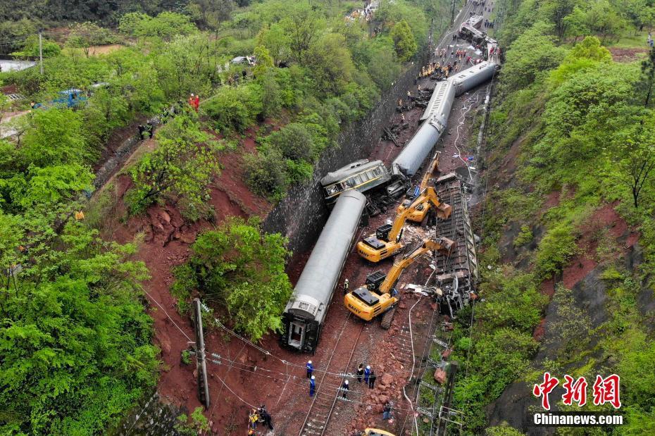 京广铁路郴州段线路塌方致t179次列车侧翻