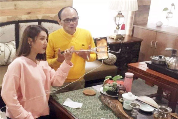 尧建云在杨红光的门下,逐渐的掌握了许多出千的窍门,而且他还能够推陈