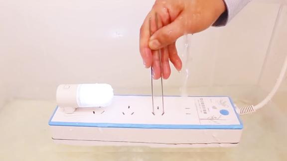 中国小伙发明防水绝缘插座获95项世界专利给国人张脸面