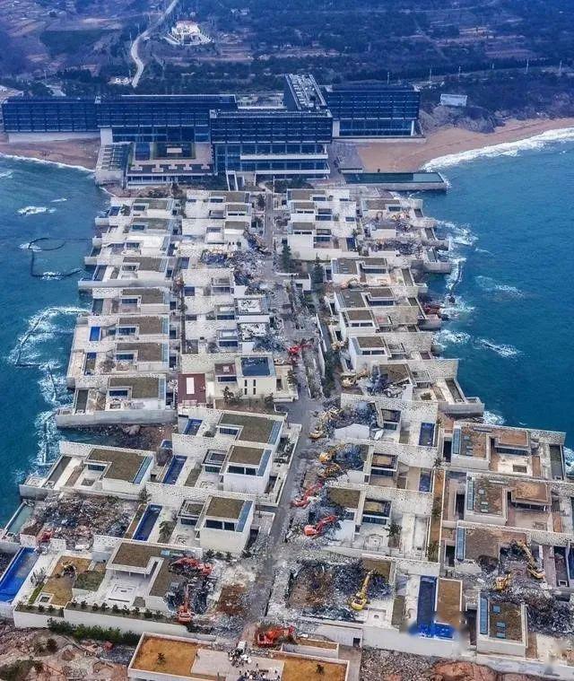 因"破坏海岸"青岛涵碧楼别墅群被拆:当时审批和现在拆除都"合法合规"