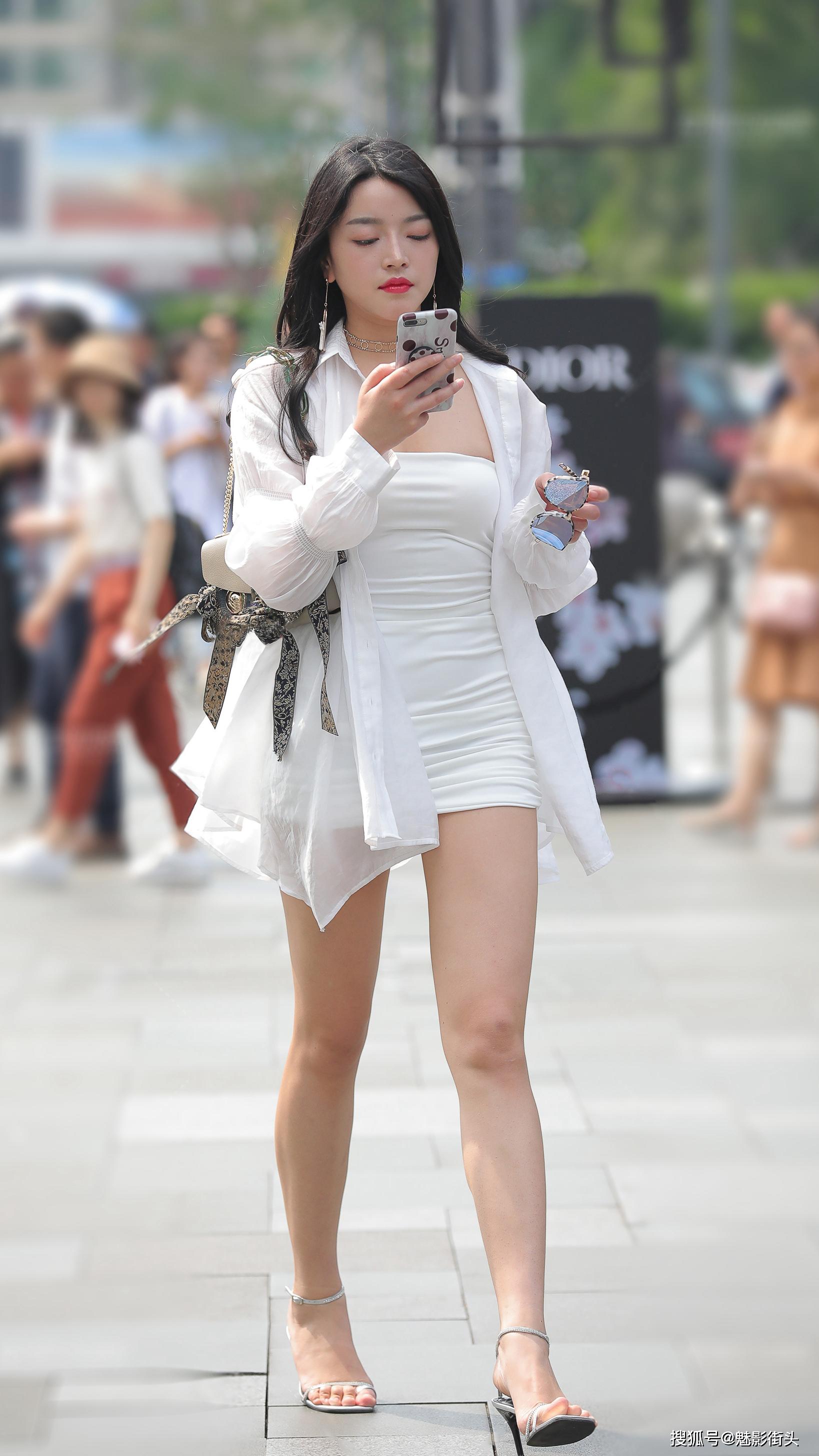 白色抹胸连衣裙加白色衬衫,美女巧用白色搭配展现微胖身材