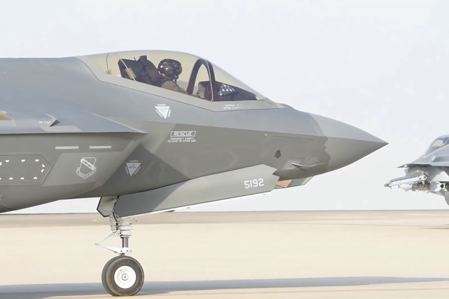 f35闪电战机满载激光制导武器滑跑升空