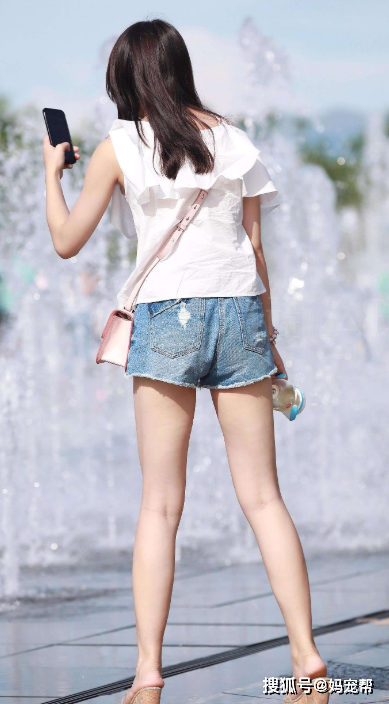 街拍3款热裤的穿搭炎炎夏日清爽简短自然秀出笔直长腿