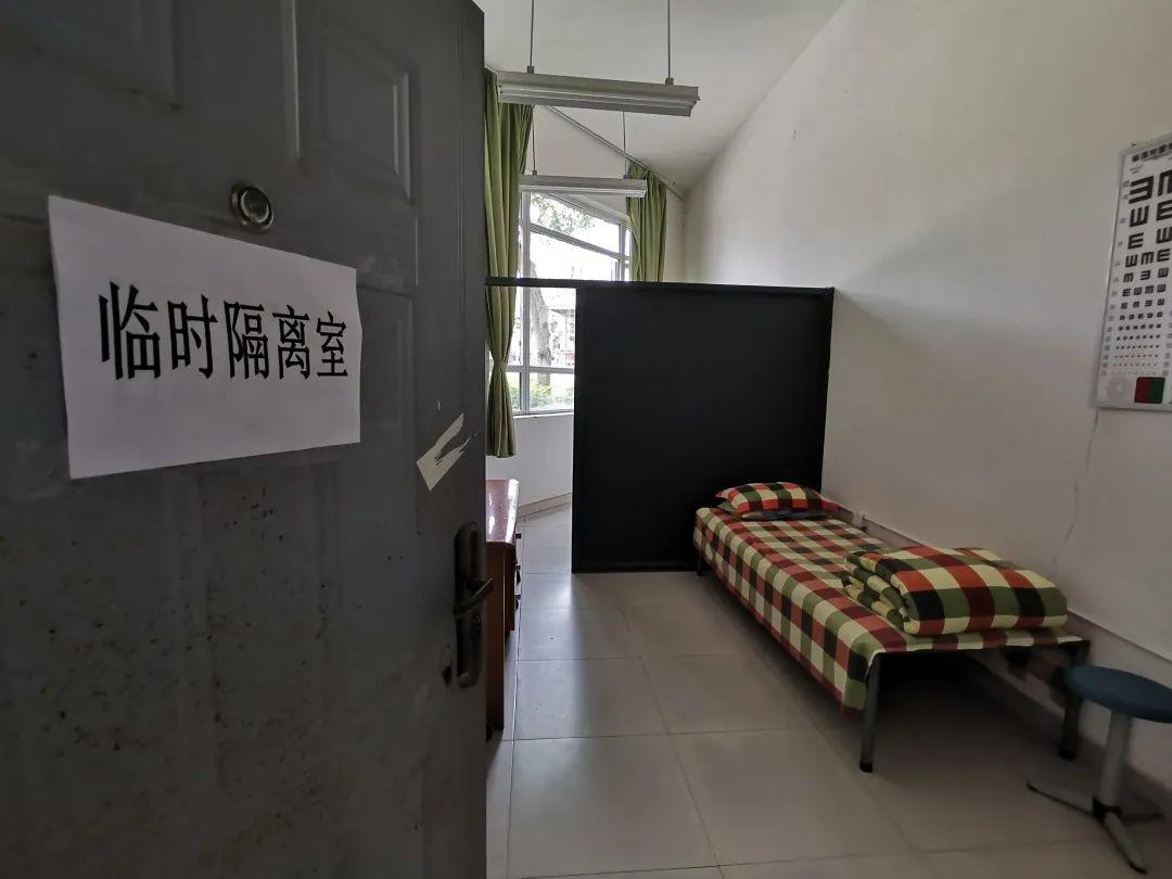 临时隔离室在医务室附近安排设立一间发热隔离观察室,在校门口设立