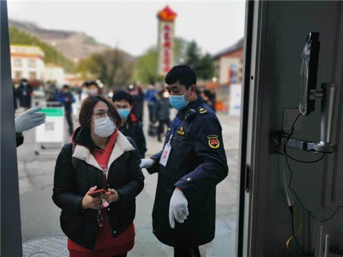 何永花是开往景区的第三辆观光车导游,防疫人员.