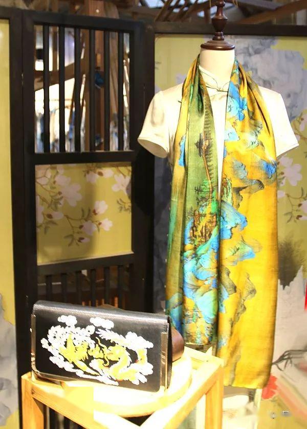 各类绣鞋很漂亮这个展区里还有植物染色--扎染蓝印花与扎染布制作的