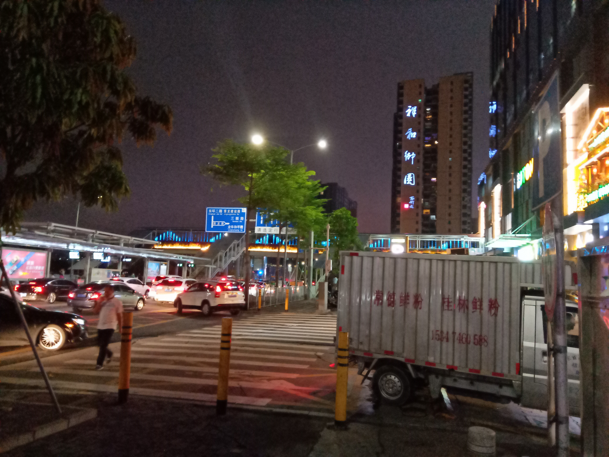 深圳龙华富士康附近街道美丽的夜景夜色下的街头风光