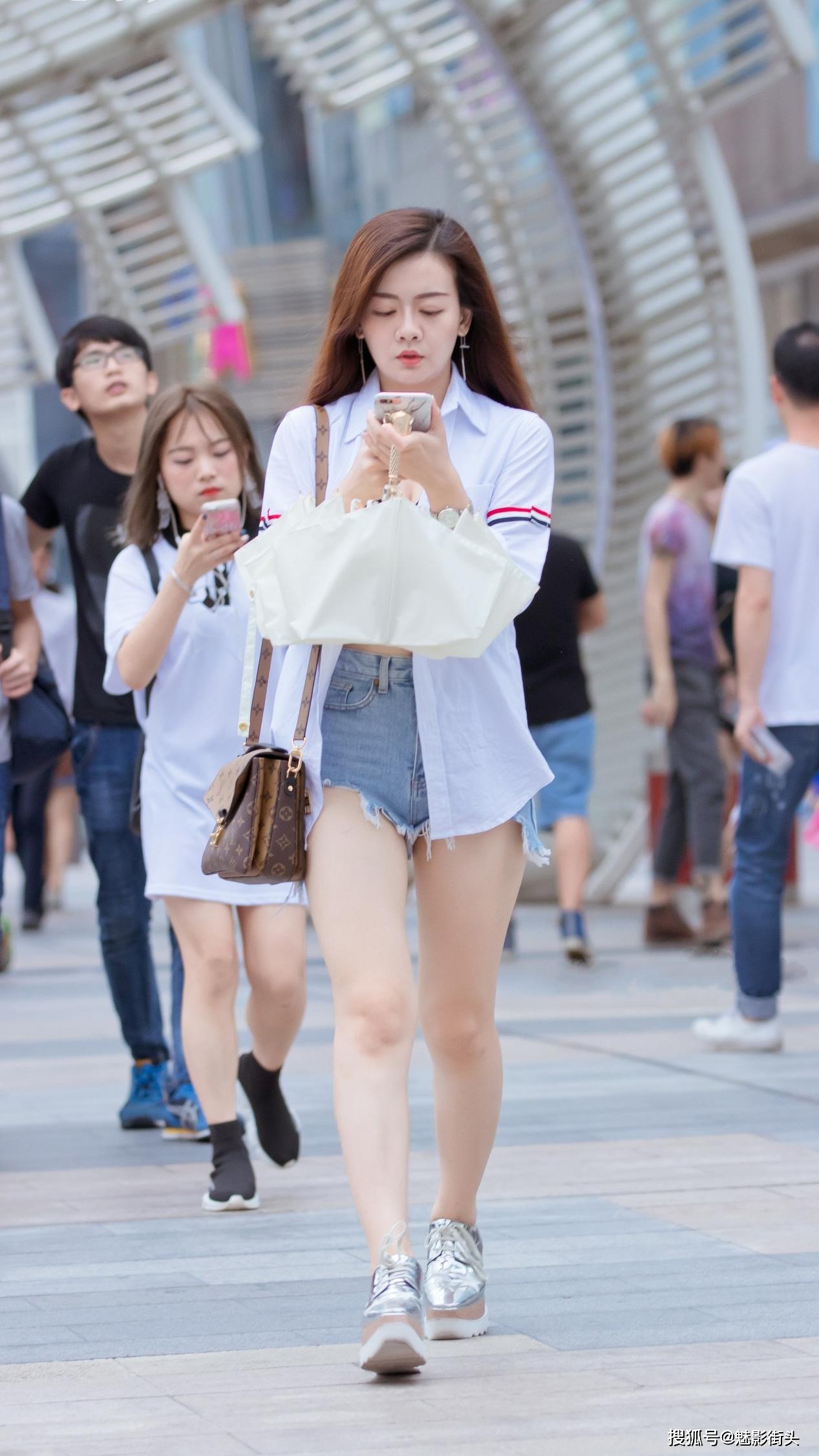 白衬衫加牛仔短裤搭配厚底运动鞋简单搭配显得清爽又大方