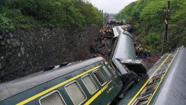 济南至广州)列车运行至该区段时,火车司机发现后立即采取紧急制动措施