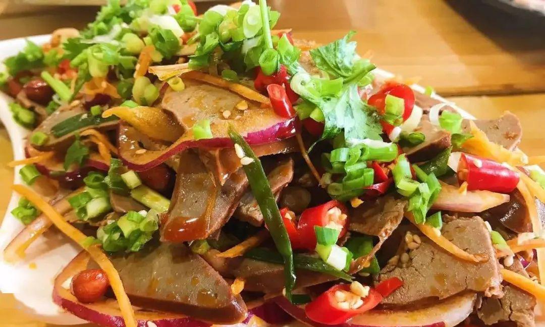 【食材配料】伊赛卤牛肝,洋葱,姜,蒜,小尖椒,醋,生抽,盐1,小尖椒切段