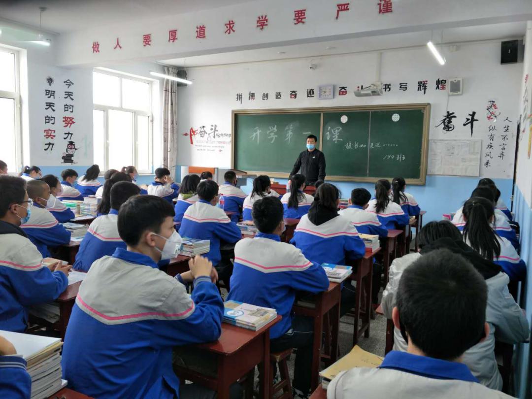 (百灵庙第二中学食堂)春风向暖,未来可期,达茂旗高三,初三的学子们