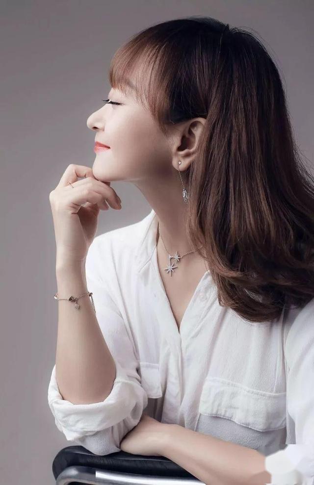 03,在陕西二套《都市快报》节目中,有一位美女主持人,从节目的第一声