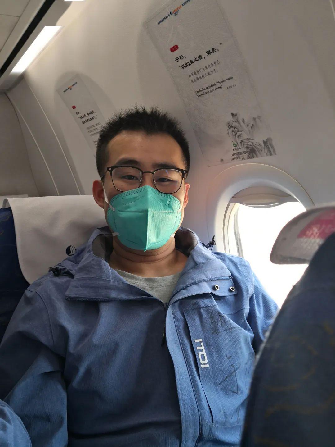 接英雄回烟的车队出发了这26名医疗队员明天到家