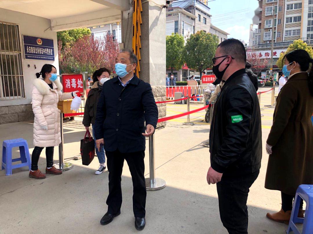 县教育局丁银川局长突击检查我校疫情防控及开学工作情况