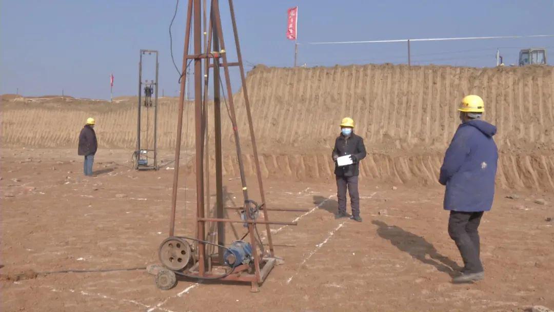 劳务人员 王永福在钎探施工现场,记者见到了正在进行记录数据的王永福