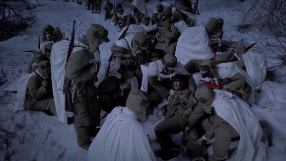 三八线解放军行军不易冰天雪地走一百多里山路战士都在坚持