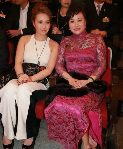 穿着随意难掩大肚腩,年轻时超性感身材有料_何超云