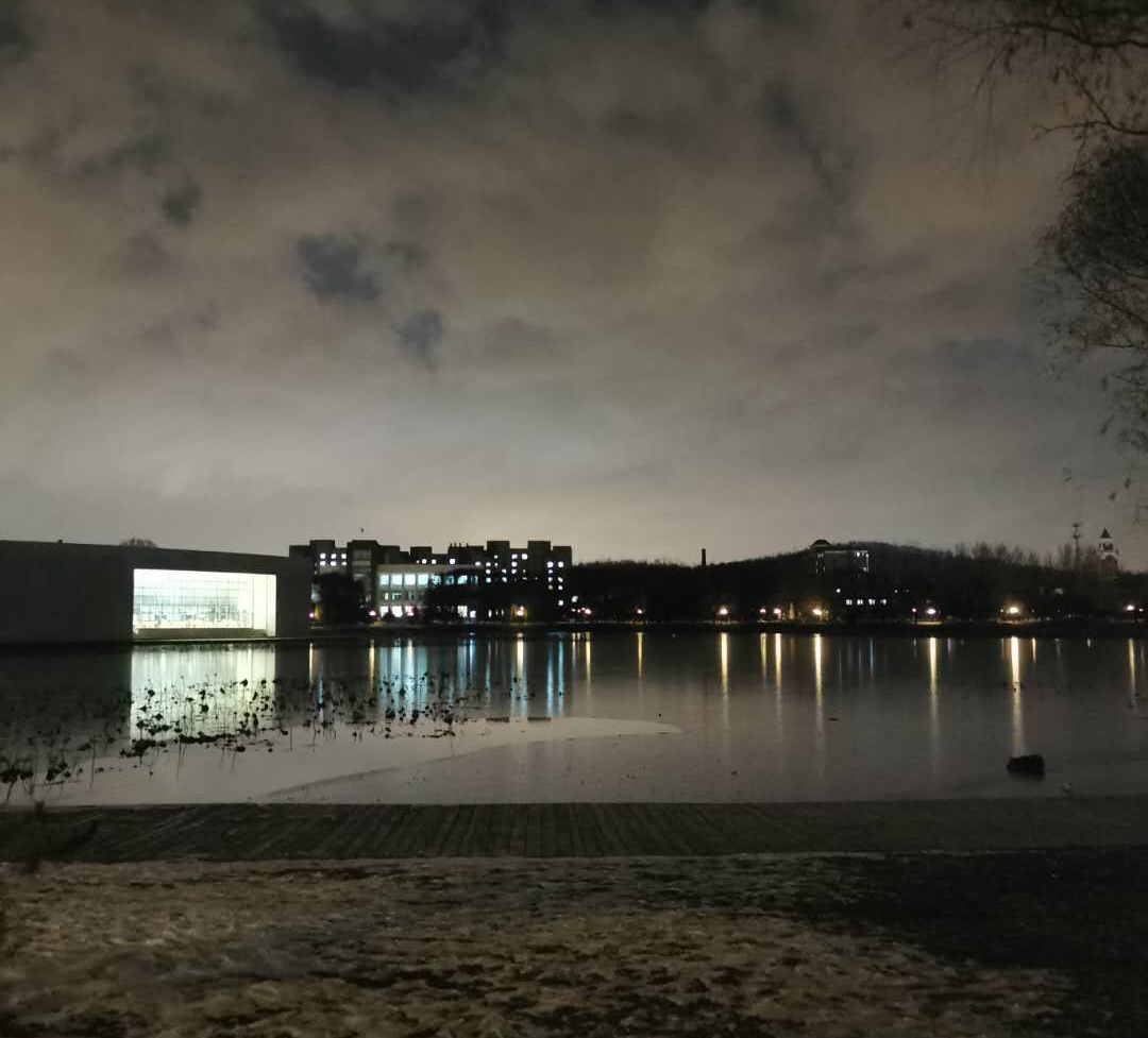 夜晚的绿岛湖总有另一番风光,少了白天的阳光,却多了一分静谧.