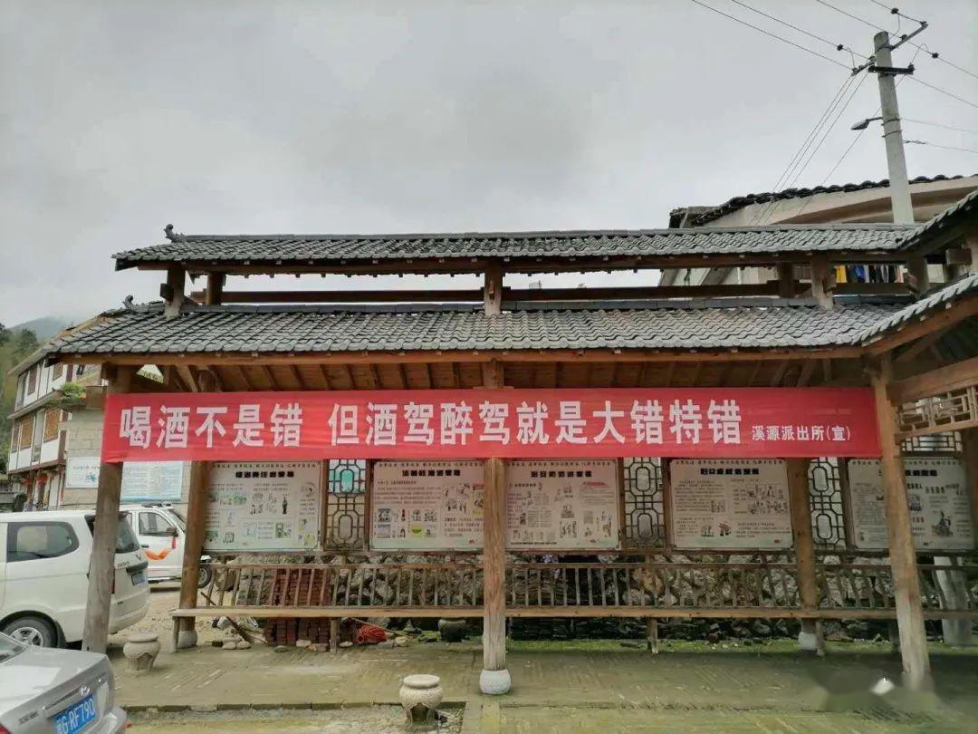 车车身粘贴宣传提示标语,全天候在城区进行流动宣传,让"喝酒不是错,但