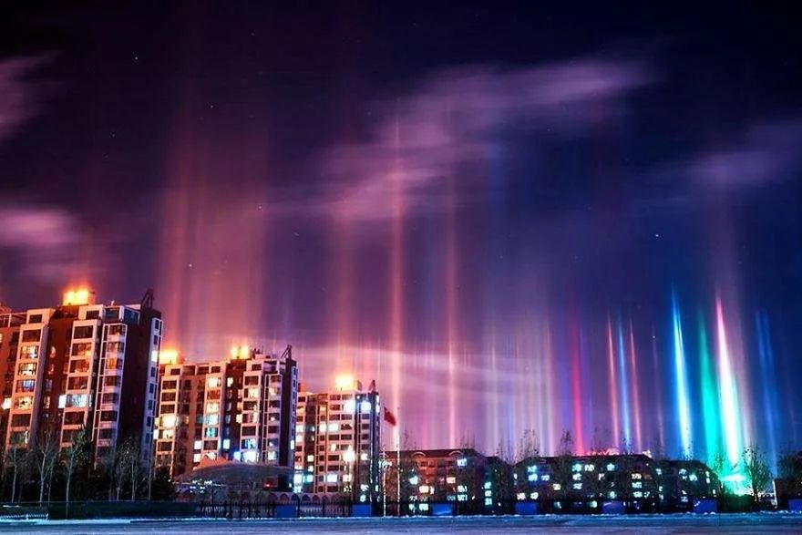 网友的热评一束束不同颜色的光由地面直射夜空连通天地,七彩绚烂光柱