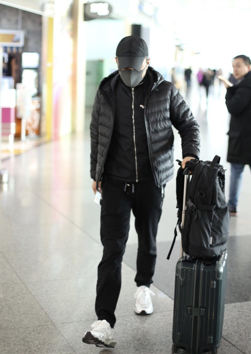 张涵予罕见走机场全黑look难掩硬汉气质满屏都是荷尔蒙