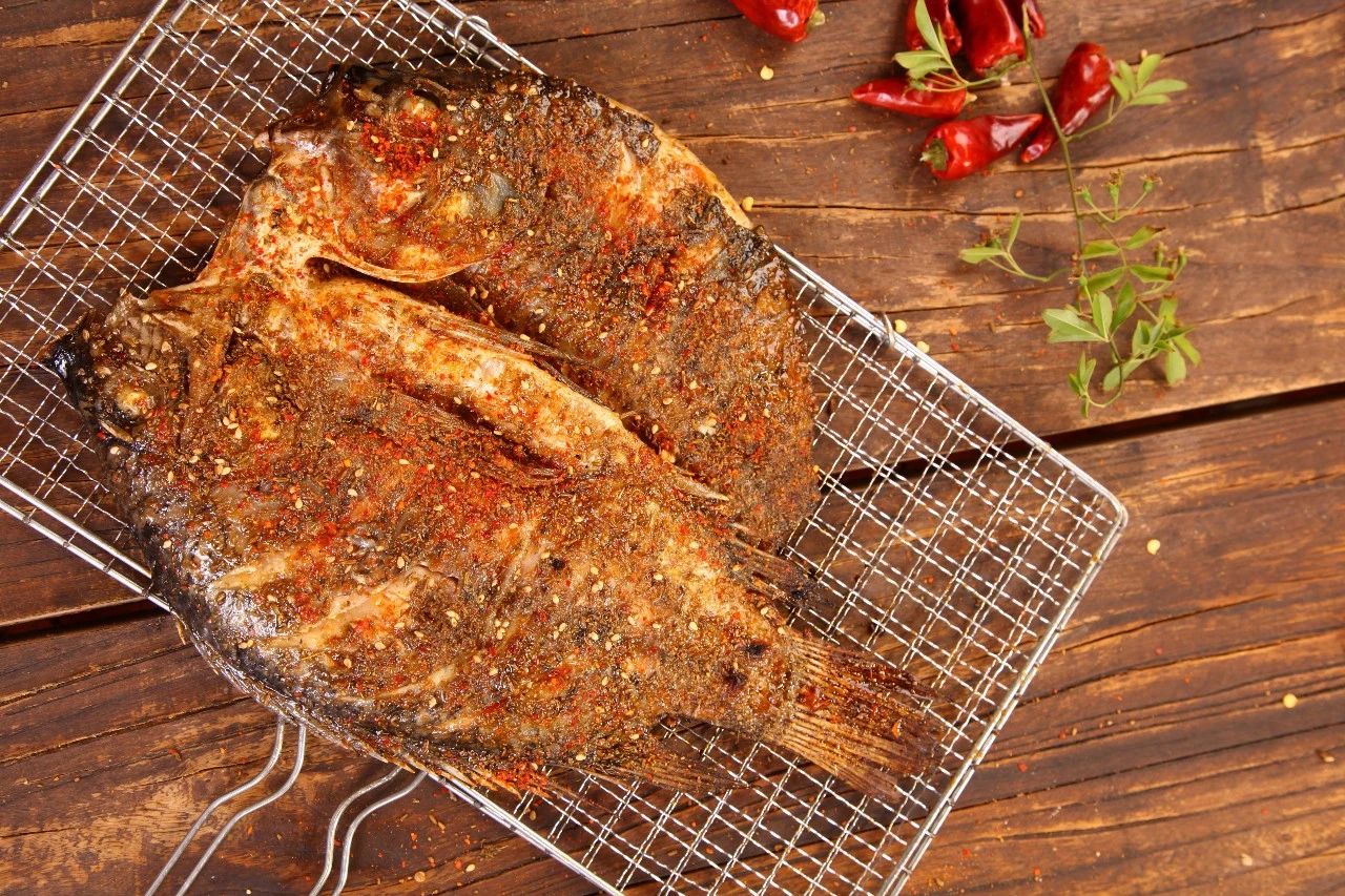 罗非鱼又叫非洲鲫鱼,它富含多种不饱和脂肪酸和丰富的蛋白质,在日本