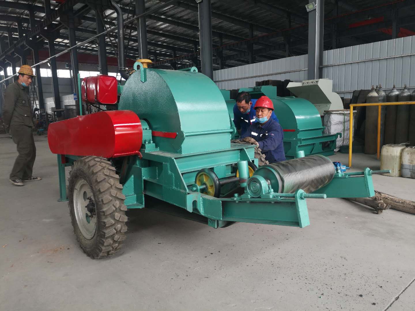 与大家分享移动式柴油版木材粉碎机的优势