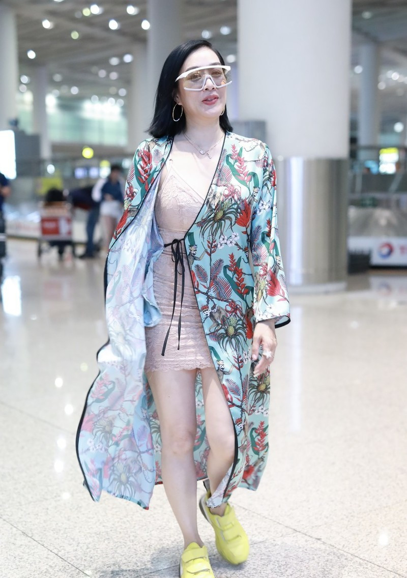 原创钟丽缇身材饱满却敢穿蕾丝紧身裙直接穿出门开衫挡不住凹凸感