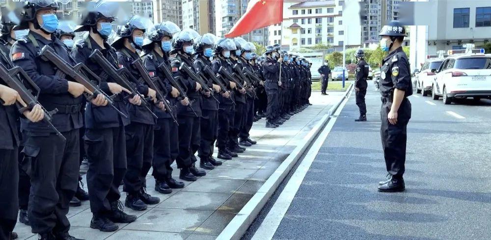 什么情况?新宁街头突现大批全副武装的警察