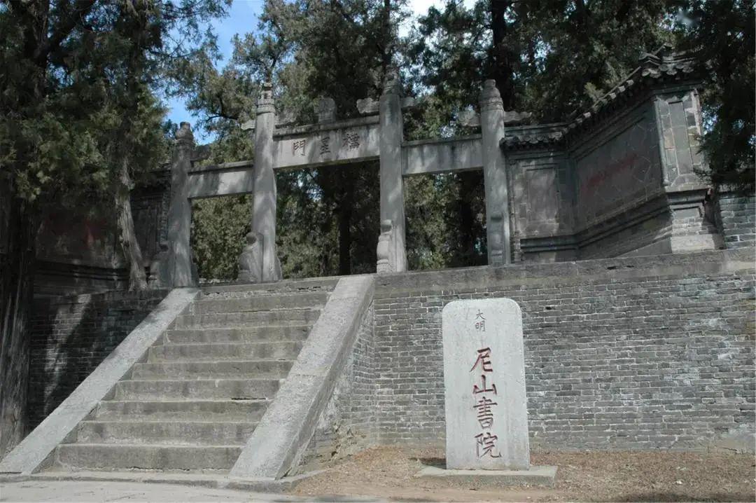 尼山原名尼丘山,因孔子名丘,为避圣讳,故名尼山.