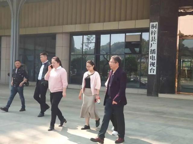 在桐梓县委常委,统战部部长李思维等相关部门领导陪同下,考察团先后实