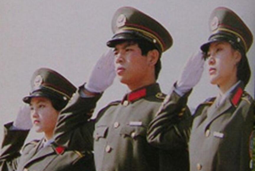 中国警察队伍的警服,1985年,为何从白色变成了橄榄色?