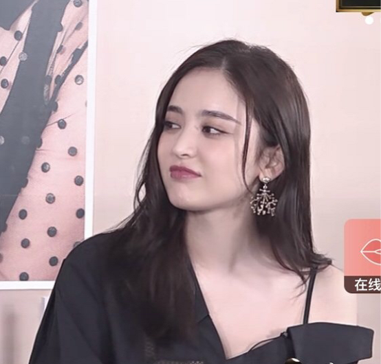 原创古力娜扎直播截图无滤镜美颜展露真实状态网友确定28岁